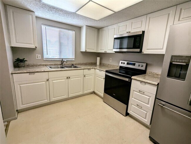 Building Photo - 3570 Lake Bayshore Dr