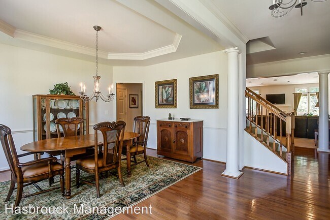 Foto del edificio - 121 Whispering Woods Pl