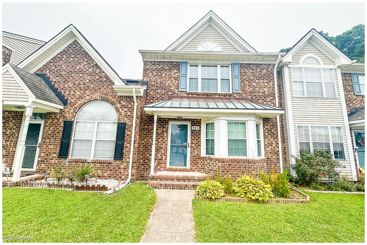 Foto principal - 904 S Lake Cir