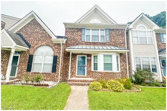 Building Photo - 904 S Lake Cir
