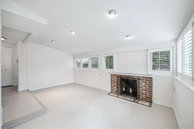 Building Photo - 413 E Miller St