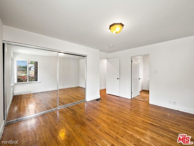 Building Photo - 2420 Sunset Blvd