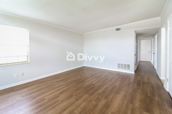 Foto del edificio - 7543 Rolling Hills Dr