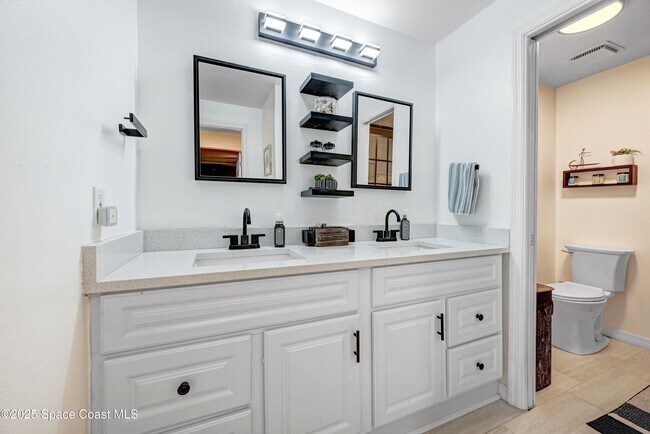 Foto del edificio - 8703 Jasmine Ct