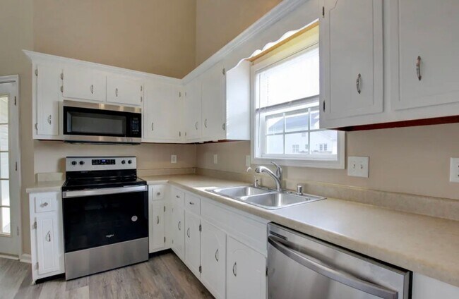 Foto del edificio - Freshly Renovated Three Bedroom with Bonus