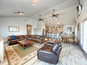 Building Photo - 4037 Summit Dr