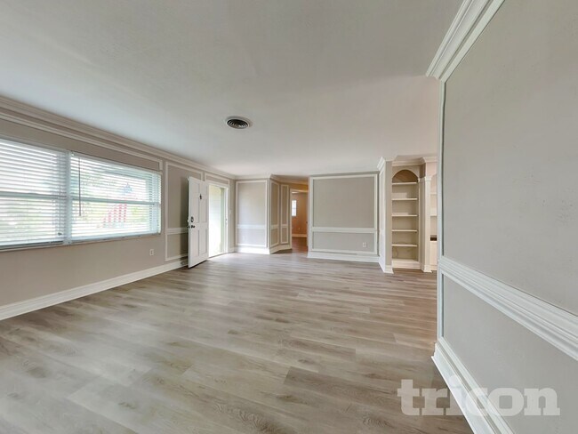 Building Photo - 331 Mendez Dr