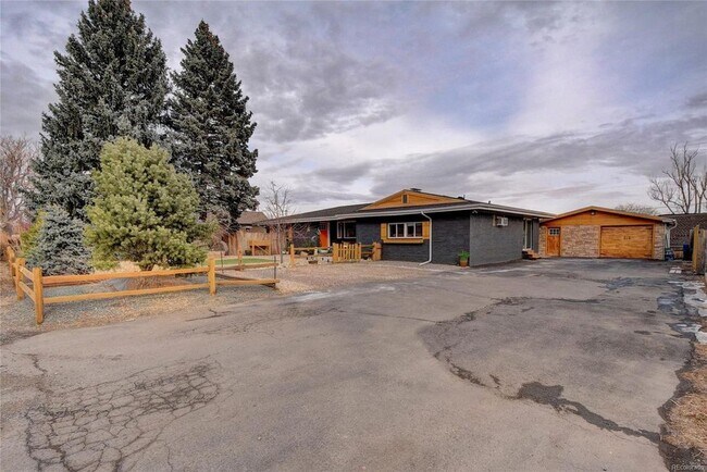 Entrada compartida con garaje individual incluido y acceso a trastero. - 1808A Simms St