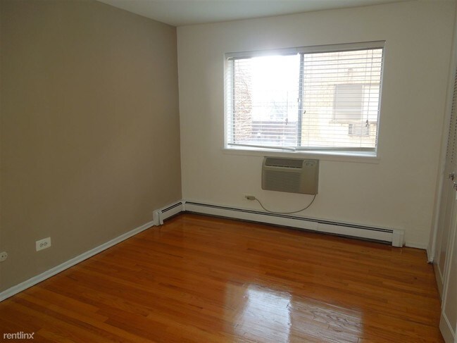 Building Photo - 514 W Barry Ave