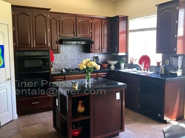 Building Photo - Beautiful & Spacious Folsom Home