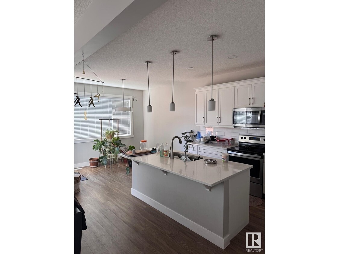 Photo du bâtiment - 22437-2299A 99A Ave NW