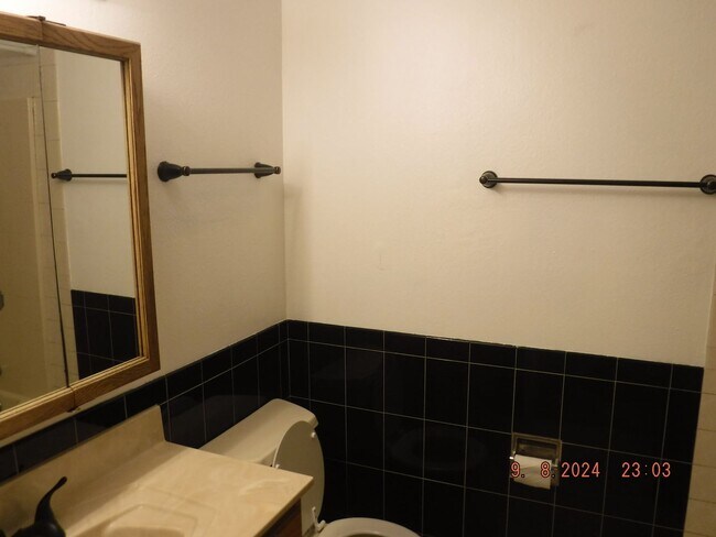Building Photo - 3 Bedroom House in Central Point by Albersons