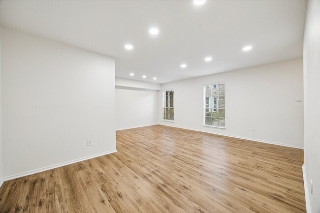Building Photo - 357 N Post Oak Ln