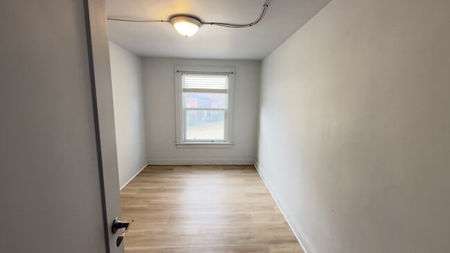 Building Photo - 2-4587 Mallette Crescent