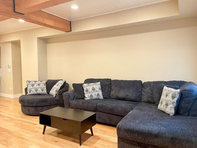 Foto del edificio - Beautifully updated, furnished home with wrap around porch and Columbia River Views!