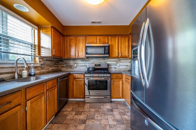 Building Photo - 19 Dryden Dr