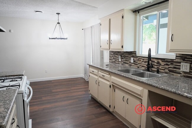 Building Photo - Spacious 4BR/2BA Bakersfield Home with Fireplace