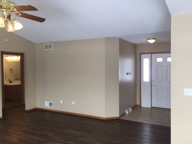 Building Photo - 840 Clover Court