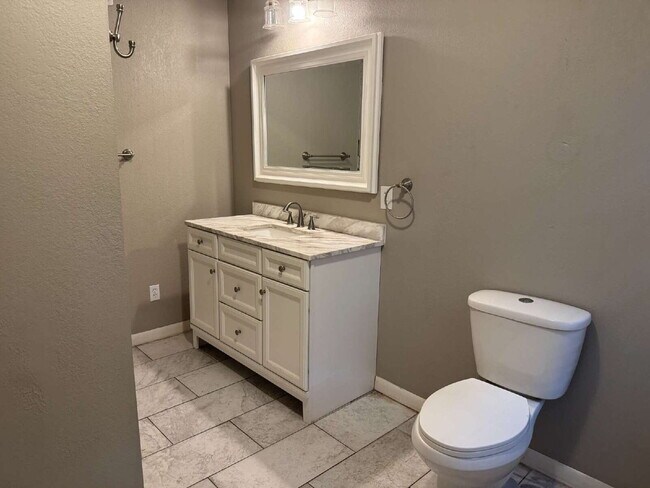 Foto del edificio - "4 bedroom 2 bath with a carport and HUGE backyard