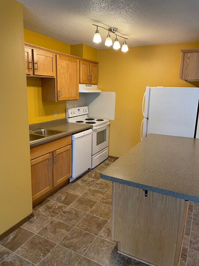 Foto del edificio - FIRST MONTH FREE RENT WITH SIGNED 12 MONTH LEASE