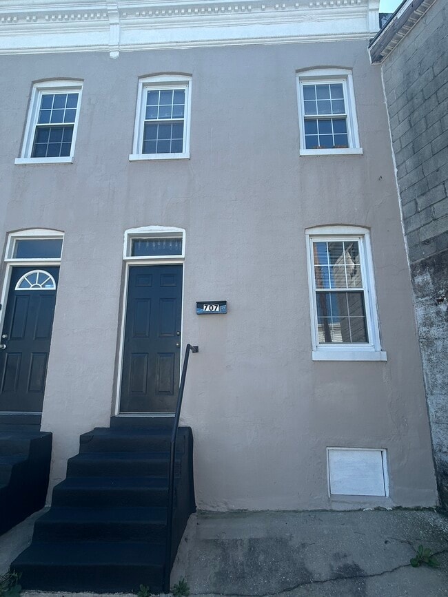 Building Photo - 707 Bunnecke Ave