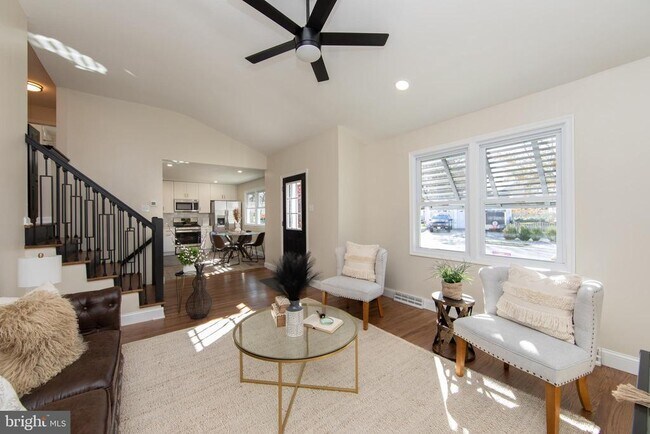 Building Photo - 405 E Melrose Ave