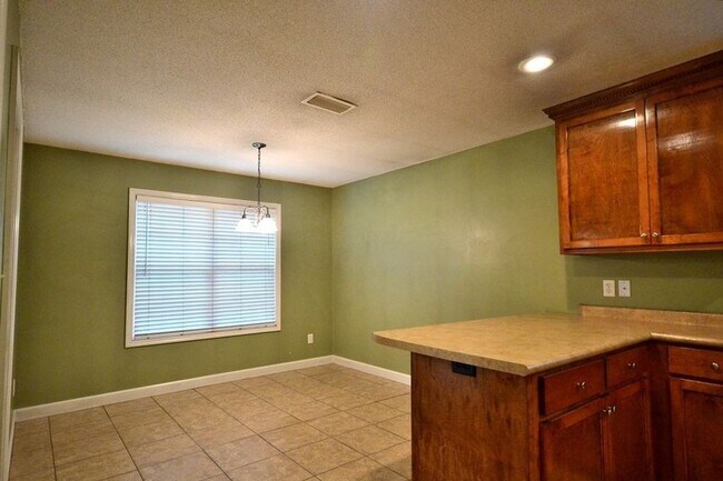 Building Photo - Spacious 3-Bedroom Home with Modern Amenities in Valdosta! Fenced in Backyard!