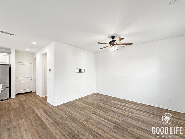 Foto del edificio - Beautiful 3B/2.5BA Townhouse in Imperial Beach with Loft, Private Patio & 2-Car Garage