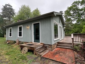 Building Photo - 1127 Round Hill Dr