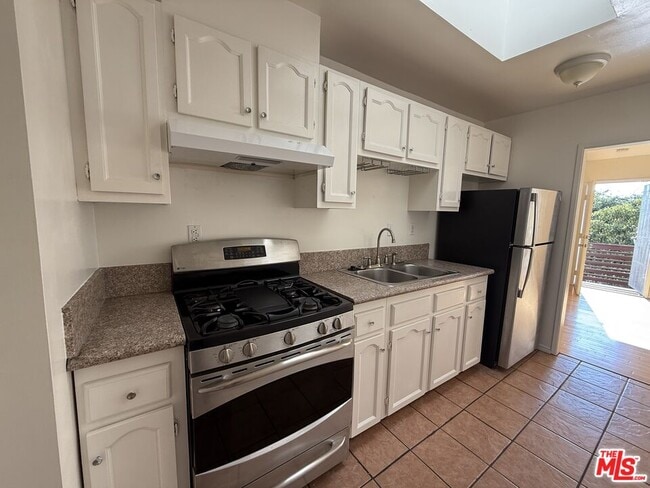 Building Photo - 1444 Manzanita St