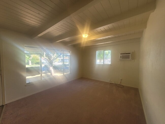 Foto del edificio - Charming cottage on large corner lot