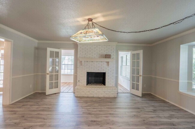 Building Photo - 3 Bed / 2.5 Bath in South Tulsa!