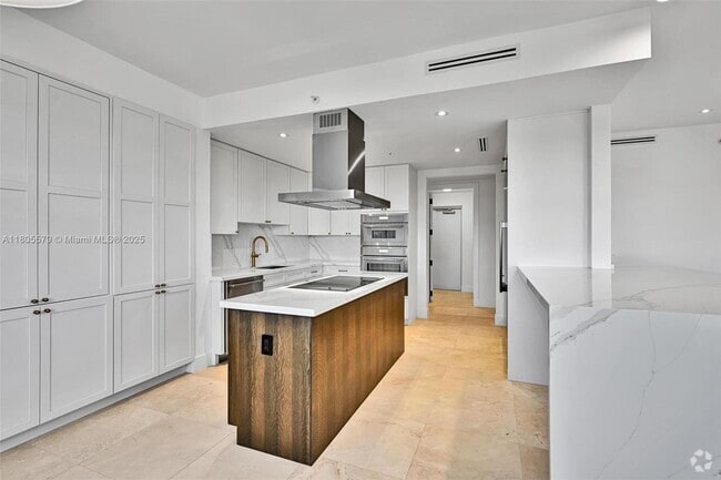 Building Photo - 13637 Deering Bay Dr