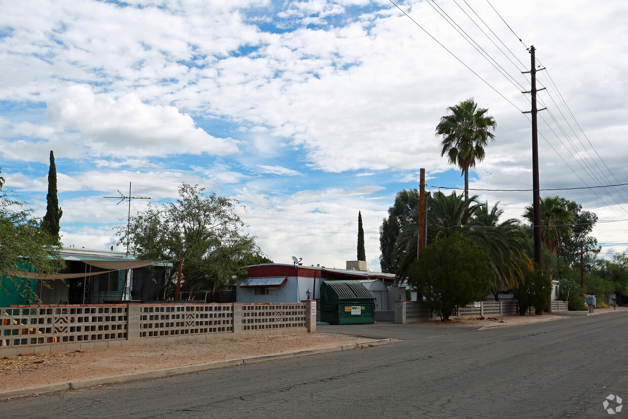 Primary Photo - Hacienda