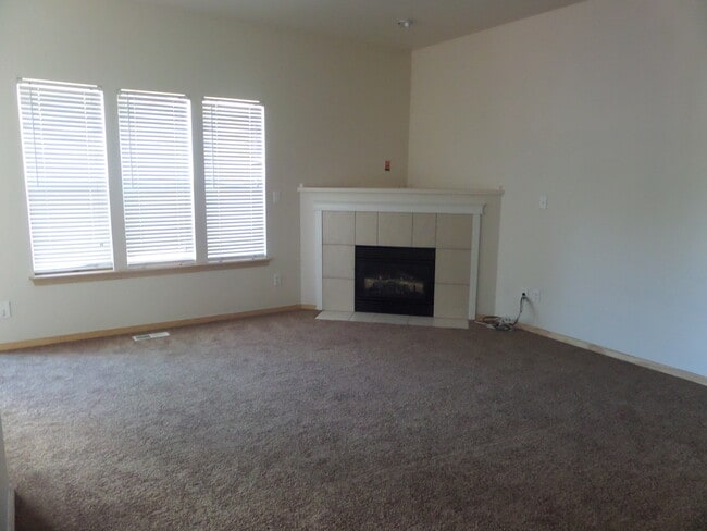 Building Photo - 3 Bedroom 2.5 Bath Home in Great Blueberry Ridge Neighborhood with Garage