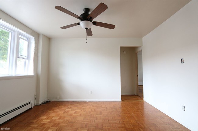 Building Photo - 3 br, 1 bath Apartment - 2301 W 25th St # 1R