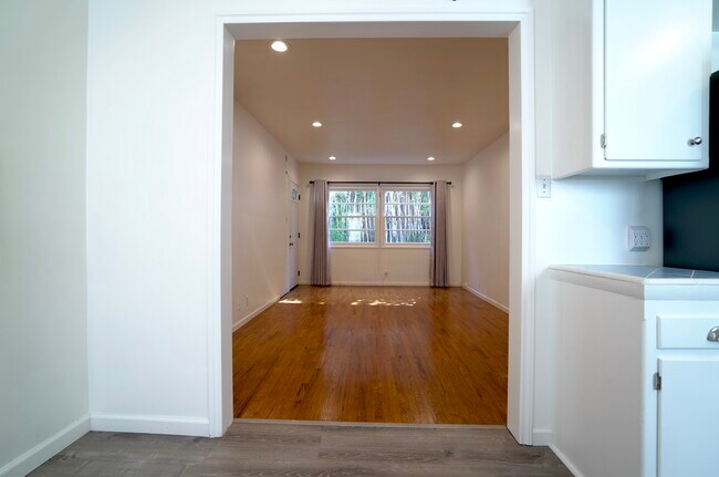 Building Photo - 929 Marine St