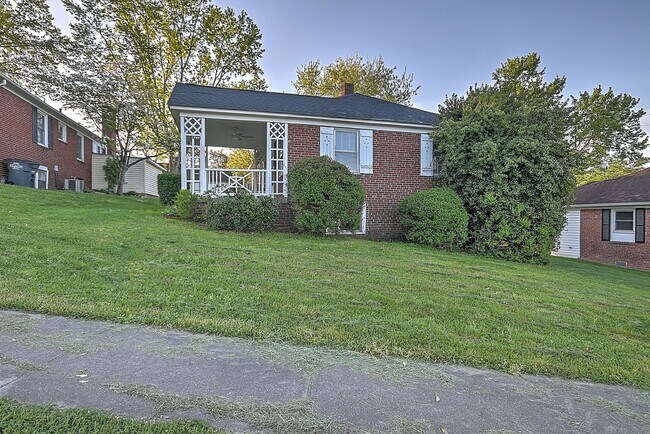Building Photo - 709 Birch St.