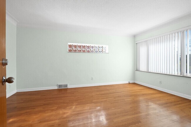 Foto del edificio - 7112-7114 Jamieson Ave