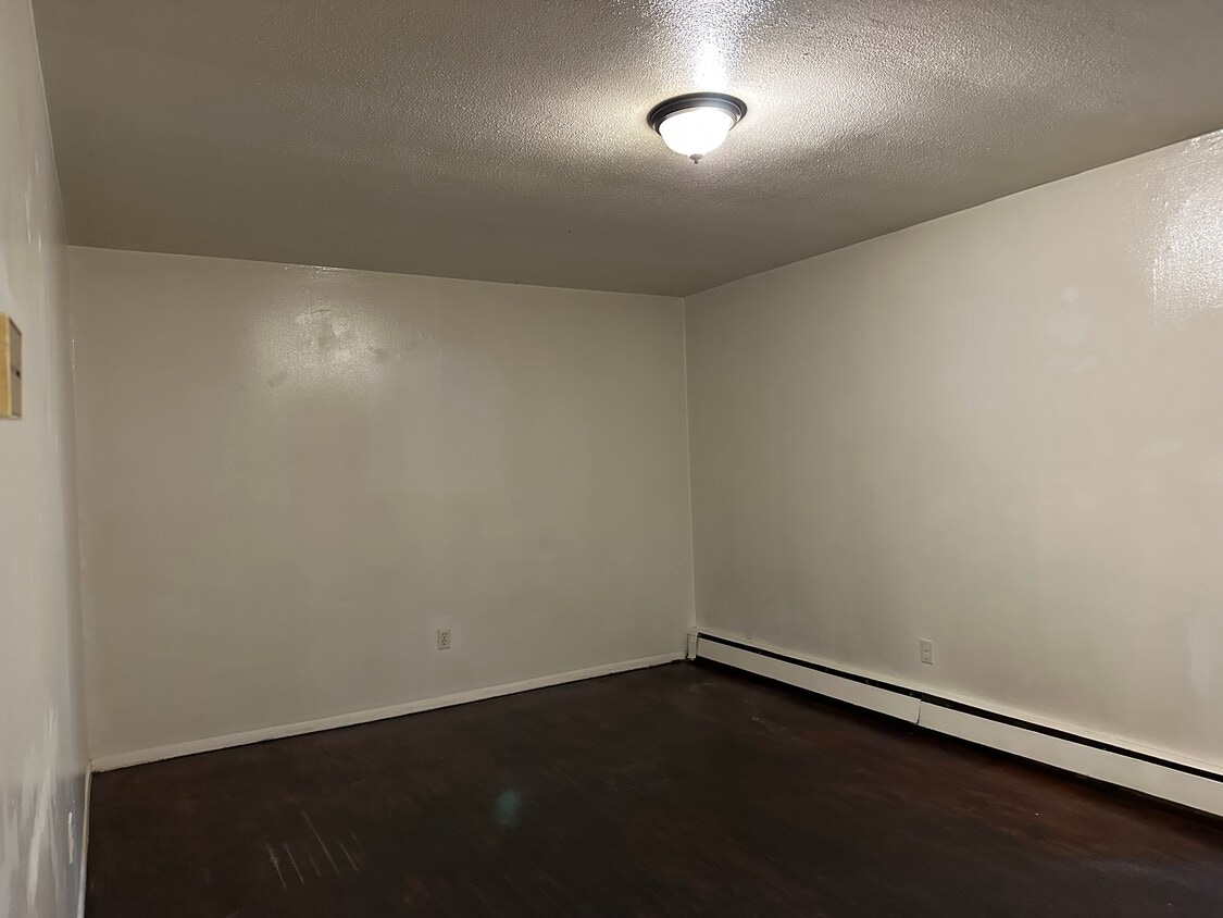 Building Photo - 606 Maple St