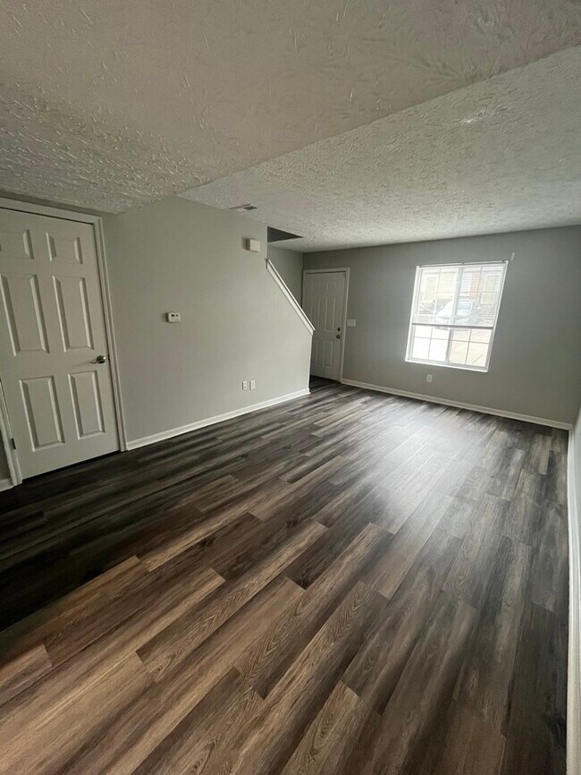 Foto del edificio - 2-Bedroom Townhome