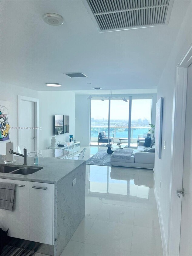 Primary Photo - 900 Biscayne Blvd