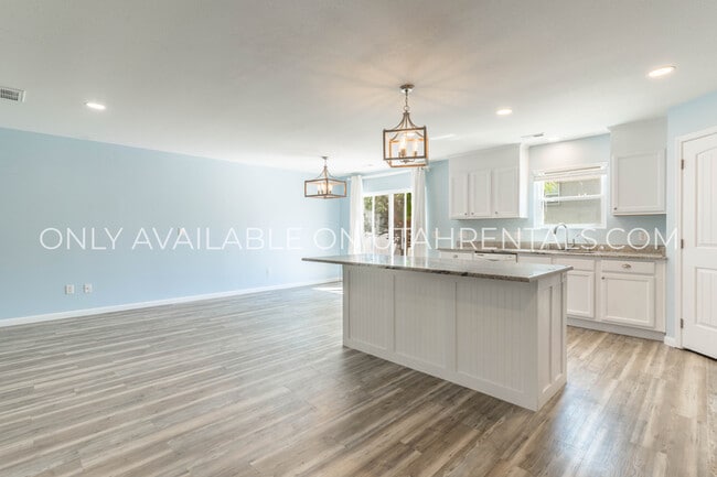 Building Photo - 1139 1325 S