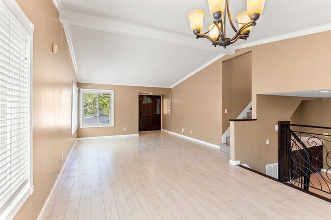 Foto del edificio - Stunning Tudor Home in San Ramon's Twin Creeks Hills