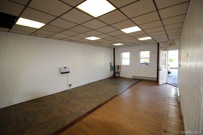Building Photo - 325 N Main St