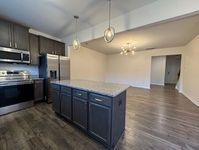 Building Photo - Charming 3-Bed, 2.5-Bath - Energy-Efficient Townhome in Simpsonville.  Discover your dream home i...