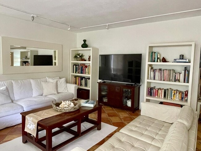Foto del edificio - 161 Crandon Blvd
