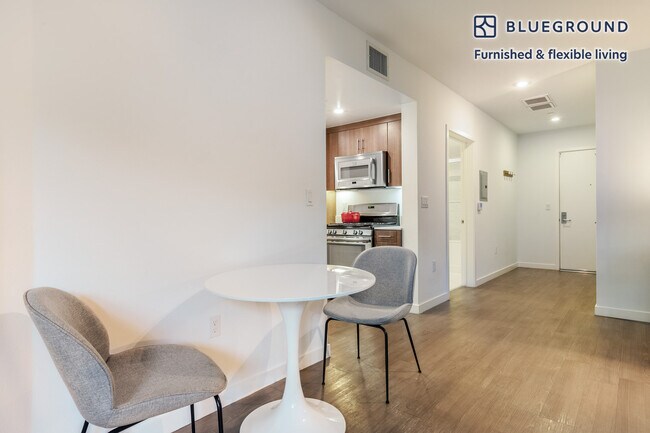 Foto del edificio - 375 N La Cienega Blvd