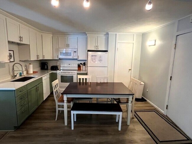 Foto del edificio - Long Term Rental- Treehouse Condos 207B