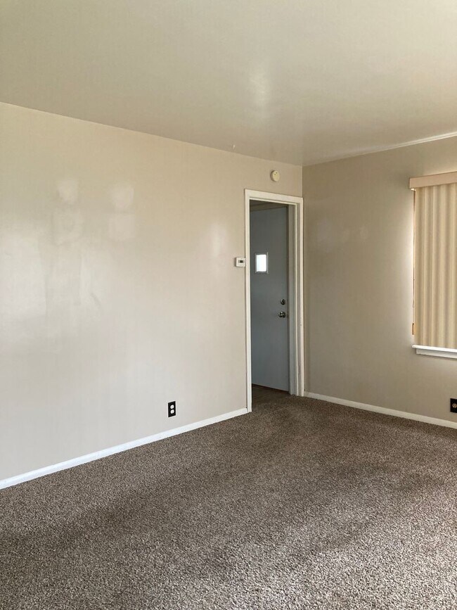 Foto del edificio - 2 bedroom with garage and fenced back yard